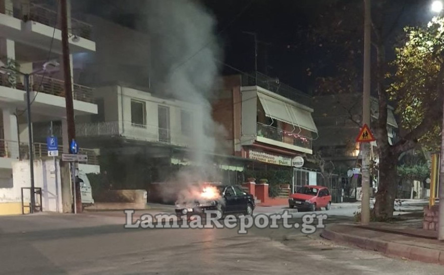 Αυτοκίνητο άρπαξε φωτιά στη Λαμία