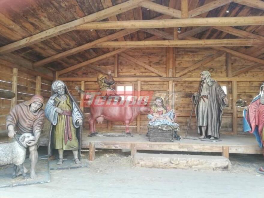 Βάνδαλοι δημιούργησαν χυδαία σκηνή σε φάτνη σε κεντρική πλατεία της Πάτρας (Φωτογραφίες)