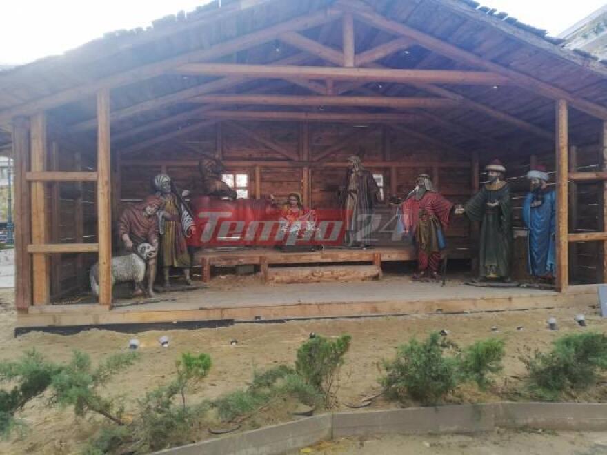 Βάνδαλοι δημιούργησαν χυδαία σκηνή σε φάτνη σε κεντρική πλατεία της Πάτρας (Φωτογραφίες)