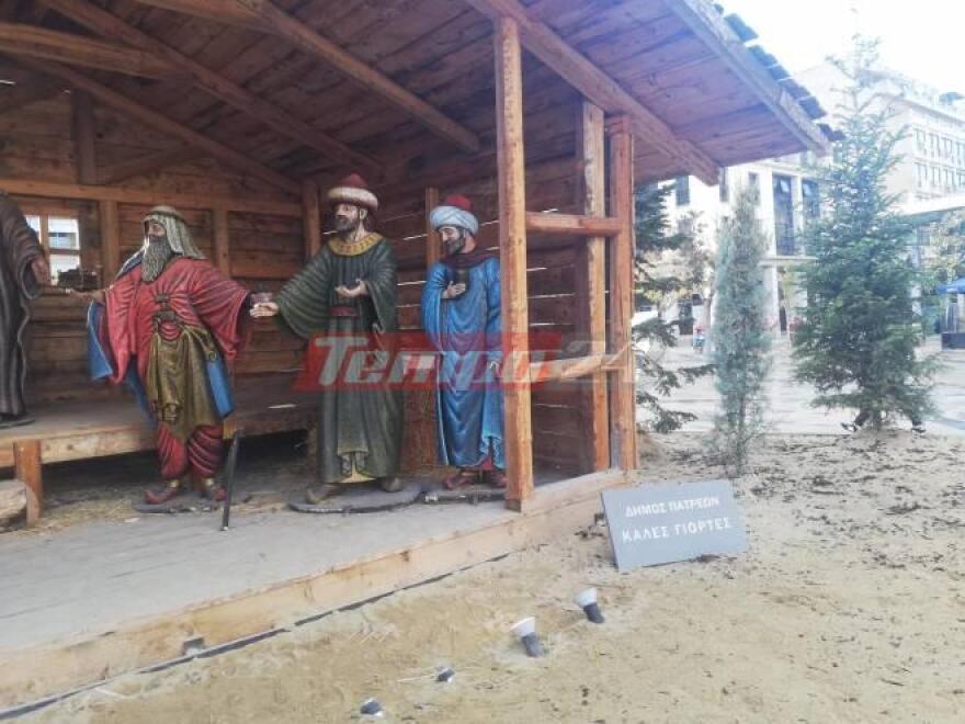 Βάνδαλοι δημιούργησαν χυδαία σκηνή σε φάτνη σε κεντρική πλατεία της Πάτρας (Φωτογραφίες)