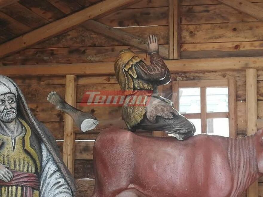 Βάνδαλοι δημιούργησαν χυδαία σκηνή σε φάτνη σε κεντρική πλατεία της Πάτρας (Φωτογραφίες)