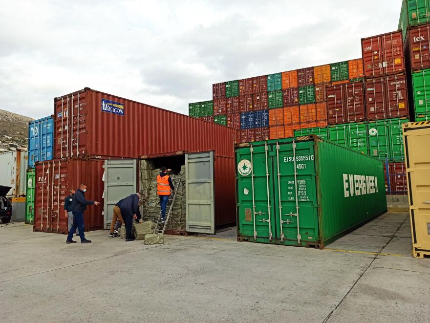 Κοντέινερ με 10 εκατ. λαθραία τσιγάρα εντοπίστηκαν στον Πειραιά