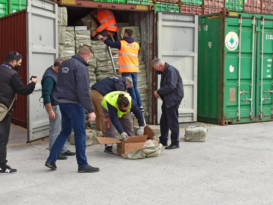 Κοντέινερ με 10 εκατ. λαθραία τσιγάρα εντοπίστηκαν στον Πειραιά