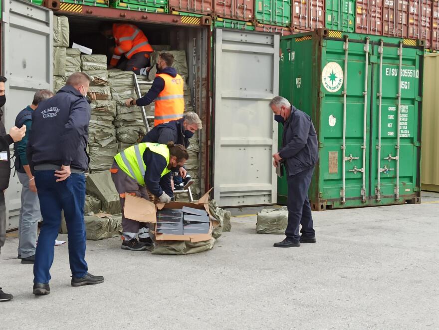 Κοντέινερ με 10 εκατ. λαθραία τσιγάρα εντοπίστηκαν στον Πειραιά