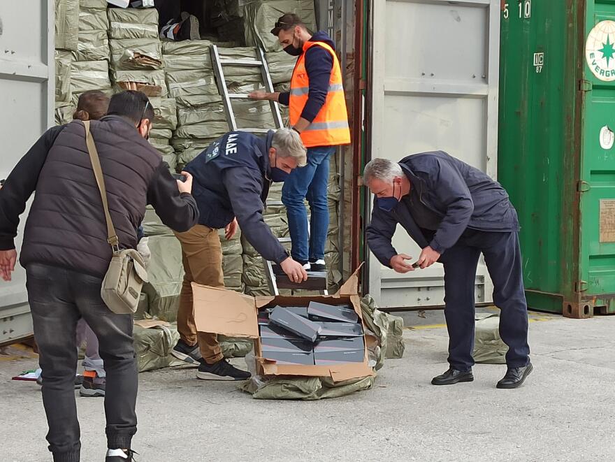 Κοντέινερ με 10 εκατ. λαθραία τσιγάρα εντοπίστηκαν στον Πειραιά