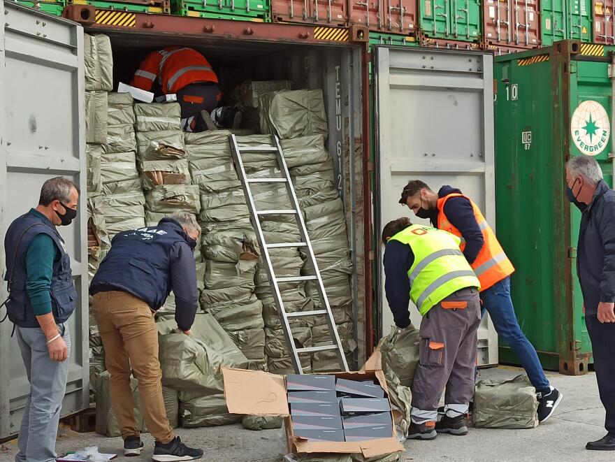 Κοντέινερ με 10 εκατ. λαθραία τσιγάρα εντοπίστηκαν στον Πειραιά
