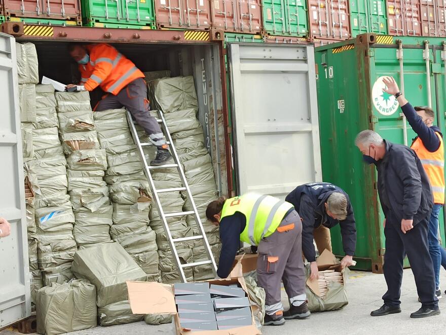 Κοντέινερ με 10 εκατ. λαθραία τσιγάρα εντοπίστηκαν στον Πειραιά
