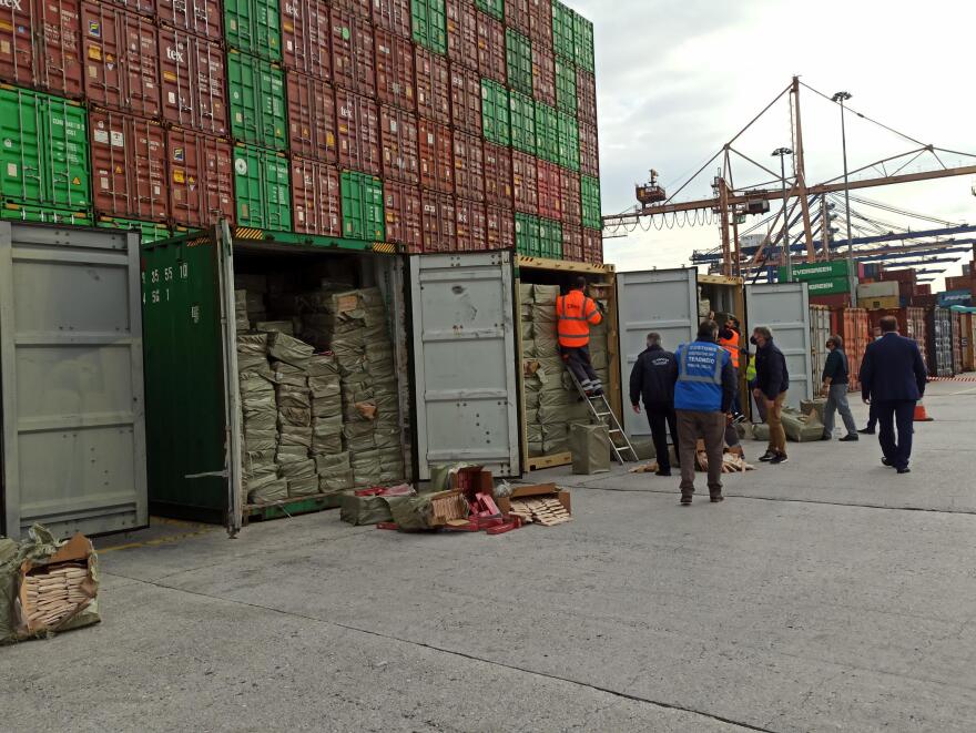 Κοντέινερ με 10 εκατ. λαθραία τσιγάρα εντοπίστηκαν στον Πειραιά