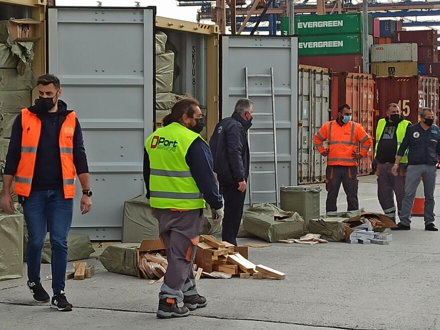 Κοντέινερ με 10 εκατ. λαθραία τσιγάρα εντοπίστηκαν στον Πειραιά