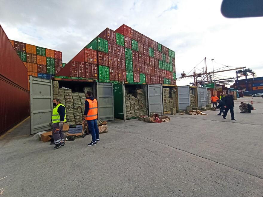 Κοντέινερ με 10 εκατ. λαθραία τσιγάρα εντοπίστηκαν στον Πειραιά