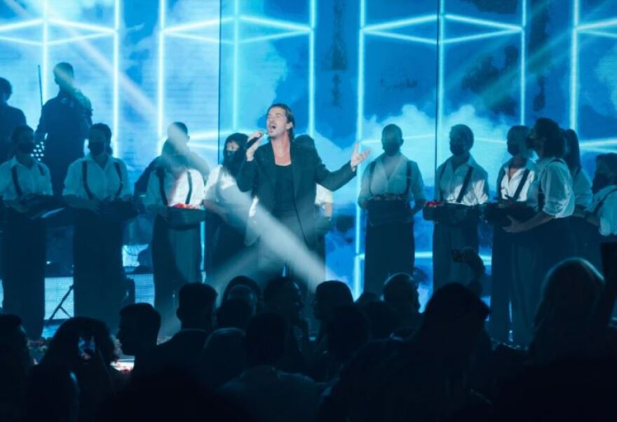 H Αθήνα που... αναστενάζει στις πίστες και οι «μάχες» για τα πρώτα τραπέζια