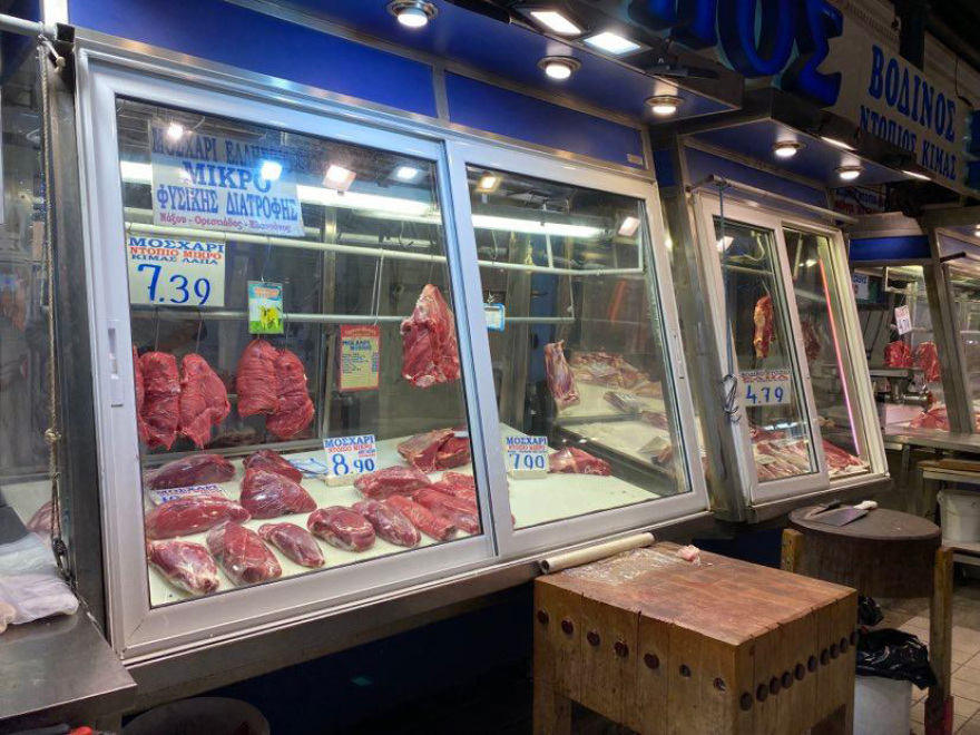 «Τσιμπημένο» το φετινό χριστουγεννιάτικο τραπέζι, περιορισμένη η κίνηση στη Βαρβάκειο αγορά