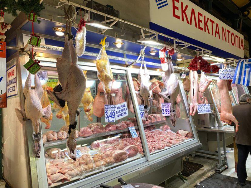 «Τσιμπημένο» το φετινό χριστουγεννιάτικο τραπέζι, περιορισμένη η κίνηση στη Βαρβάκειο αγορά