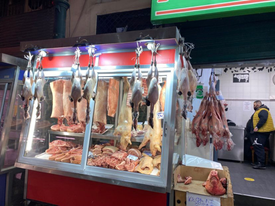 «Τσιμπημένο» το φετινό χριστουγεννιάτικο τραπέζι, περιορισμένη η κίνηση στη Βαρβάκειο αγορά