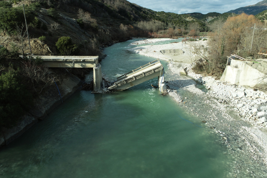Θεαματικές εικόνες: Ο στρατός τοποθετεί γέφυρα Bailey μήκους 50 μέτρων στον ποταμό Άραχθο