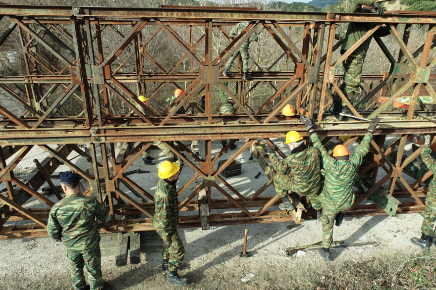 Θεαματικές εικόνες: Ο στρατός τοποθετεί γέφυρα Bailey μήκους 50 μέτρων στον ποταμό Άραχθο