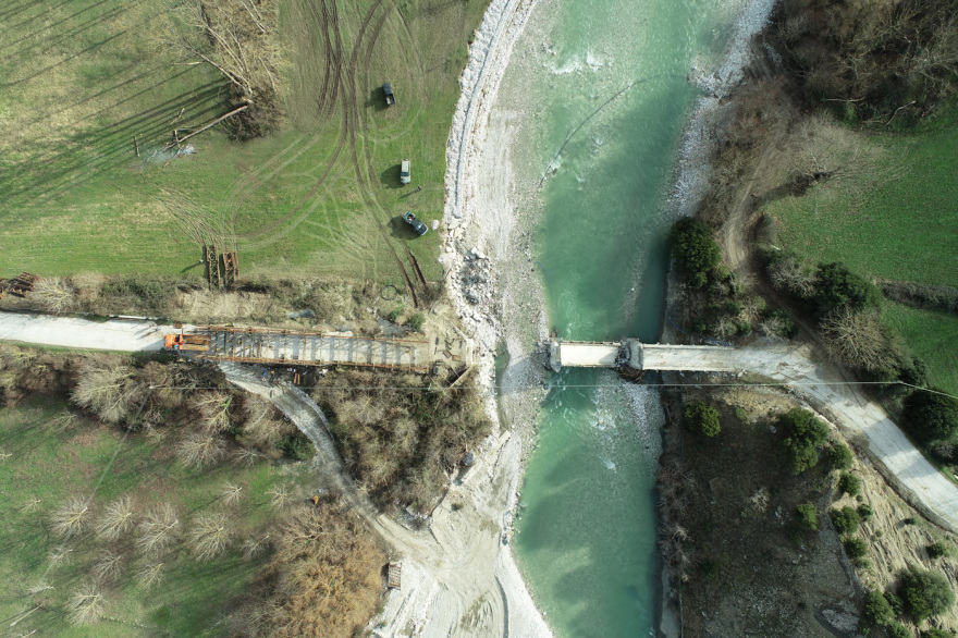 Θεαματικές εικόνες: Ο στρατός τοποθετεί γέφυρα Bailey μήκους 50 μέτρων στον ποταμό Άραχθο