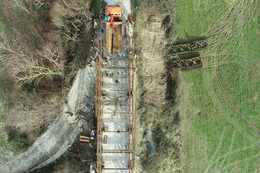 Θεαματικές εικόνες: Ο στρατός τοποθετεί γέφυρα Bailey μήκους 50 μέτρων στον ποταμό Άραχθο