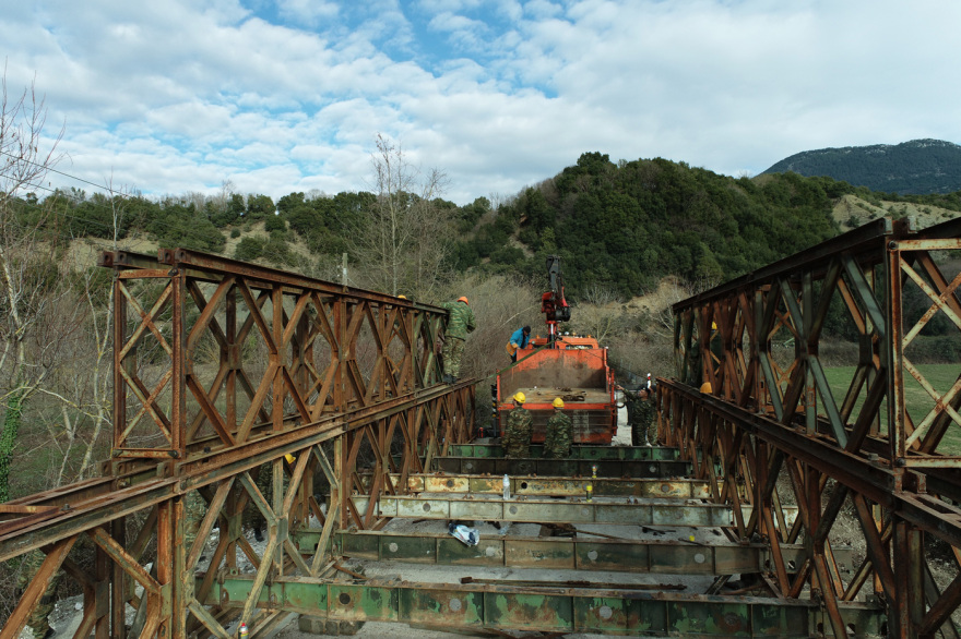 Θεαματικές εικόνες: Ο στρατός τοποθετεί γέφυρα Bailey μήκους 50 μέτρων στον ποταμό Άραχθο