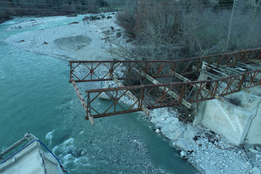 Θεαματικές εικόνες: Ο στρατός τοποθετεί γέφυρα Bailey μήκους 50 μέτρων στον ποταμό Άραχθο