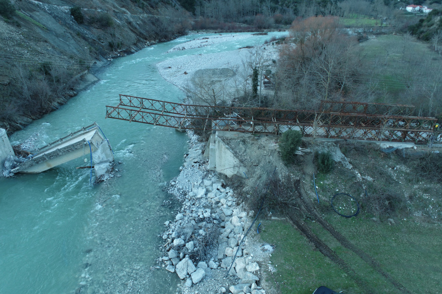 Θεαματικές εικόνες: Ο στρατός τοποθετεί γέφυρα Bailey μήκους 50 μέτρων στον ποταμό Άραχθο
