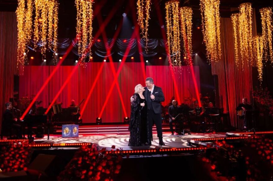 Ο Αντώνης Ρέμος και η Μαρινέλλα μας προσκαλούν σε μία εορταστική βραδιά στο MEGA