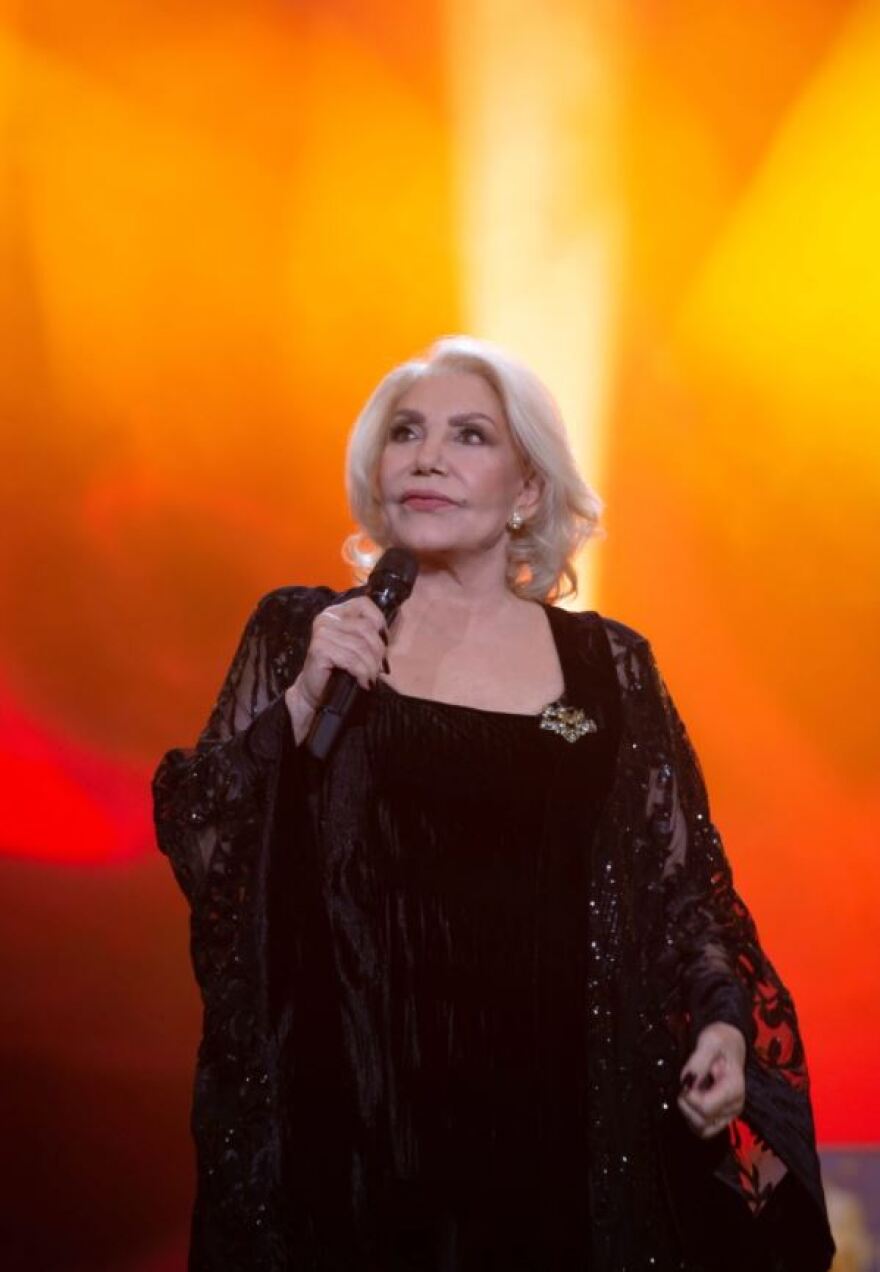 Ο Αντώνης Ρέμος και η Μαρινέλλα μας προσκαλούν σε μία εορταστική βραδιά στο MEGA