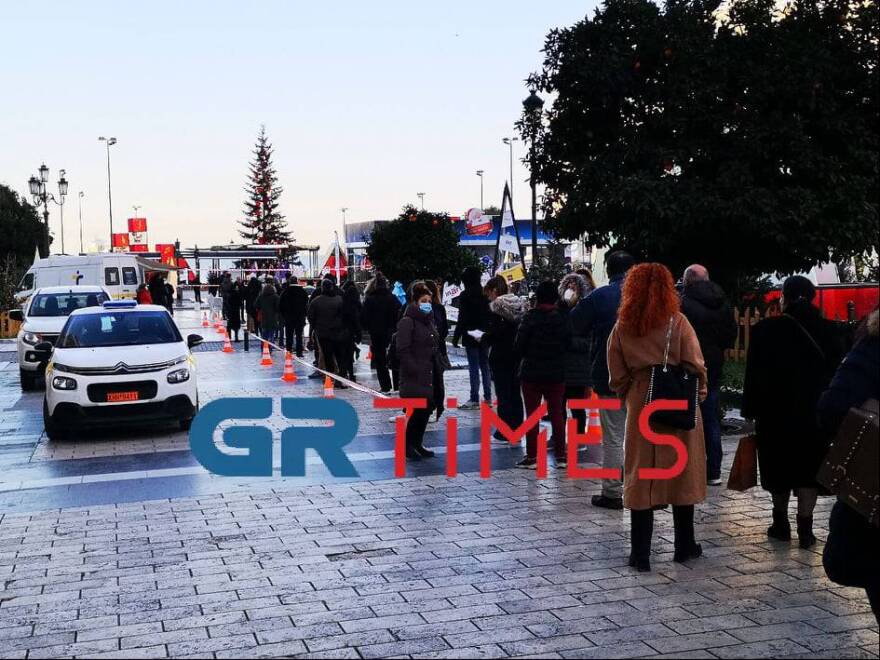 Θεσσαλονίκη: Απίστευτη ουρά στα εμβόλια χωρίς ραντεβού