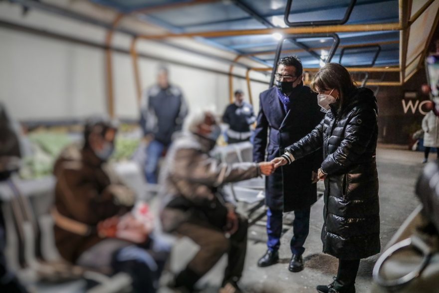 Η Πρόεδρος της Δημοκρατίας μοίρασε φαγητό σε αστέγους στο λιμάνι του Πειραιά - Δείτε φωτογραφίες