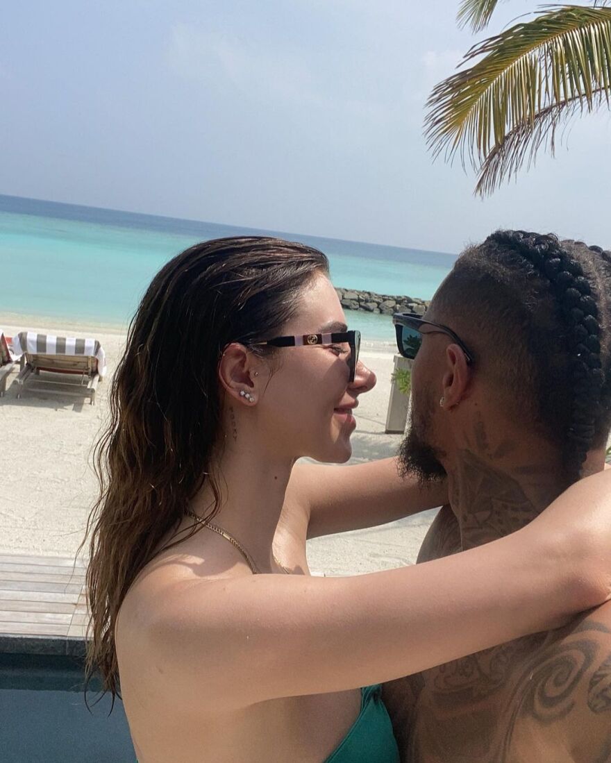 Ο Μπόατεγκ... παίζει μεγάλη μπάλα στις Μαλδίβες με τη νέα του σύντροφο - Δείτε φωτογραφίες