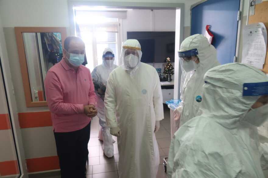 Κοντά στους νοσηλευόμενους με κορωνοϊό ο μητροπολίτης Σύρου