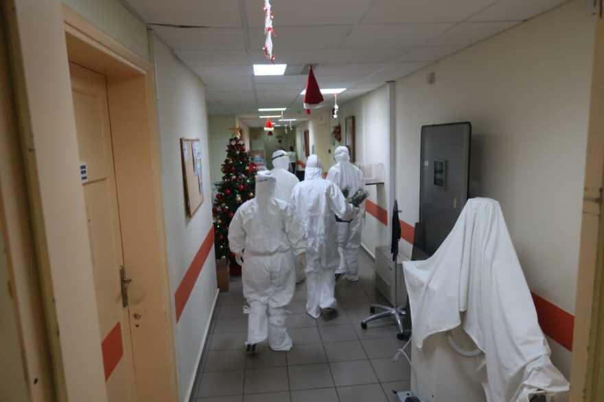 Κοντά στους νοσηλευόμενους με κορωνοϊό ο μητροπολίτης Σύρου