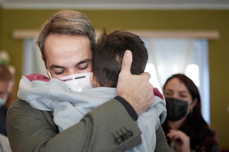 Κυριάκος Μητσοτάκης: Από τα παιδιά της Παιδόπολης «Άγιος Ανδρέας»  άκουσε τα κάλαντα των Χριστουγέννων ο πρωθυπουργός 