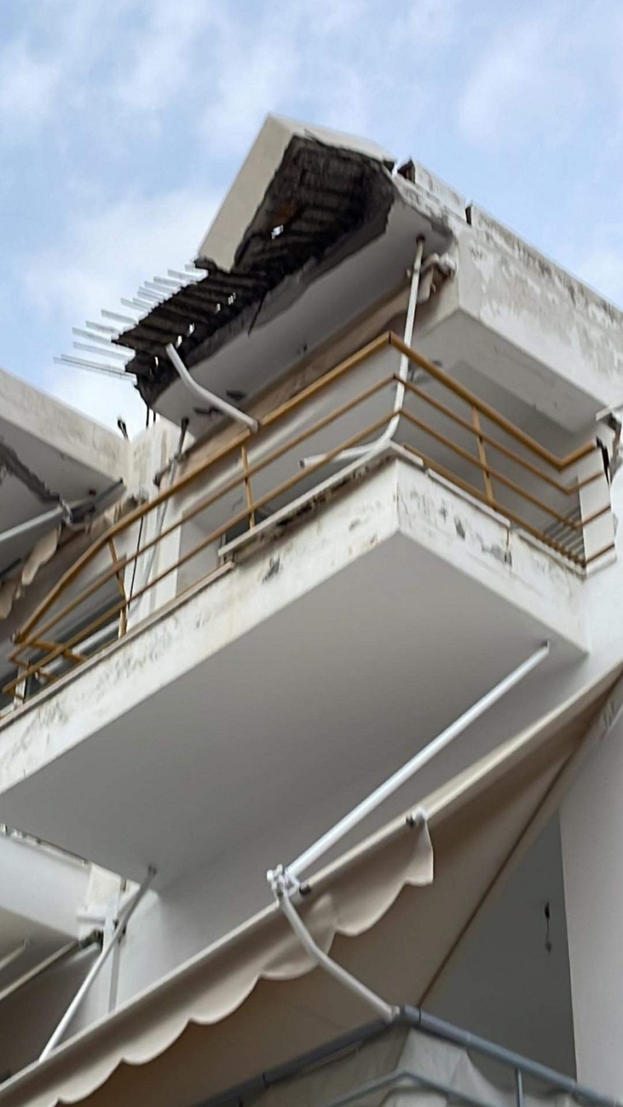 Κρήτη: Μπαλκόνι διαμερίσματος κατέρρευσε και προσγειώθηκε σε αυτοκίνητο στον Άγιο Νικόλαο