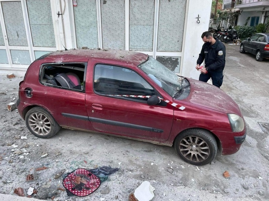 Κρήτη: Μπαλκόνι διαμερίσματος κατέρρευσε και προσγειώθηκε σε αυτοκίνητο στον Άγιο Νικόλαο