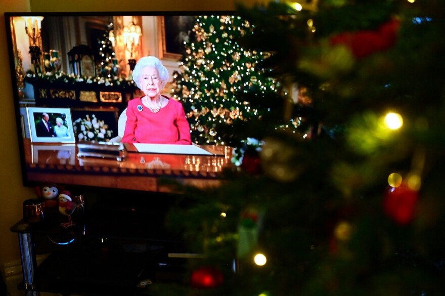 Βασίλισσα Ελισάβετ: «Μου λείπει ο Φίλιππος» ομολόγησε συγκινημένη στο χριστουγεννιάτικο μήνυμά της