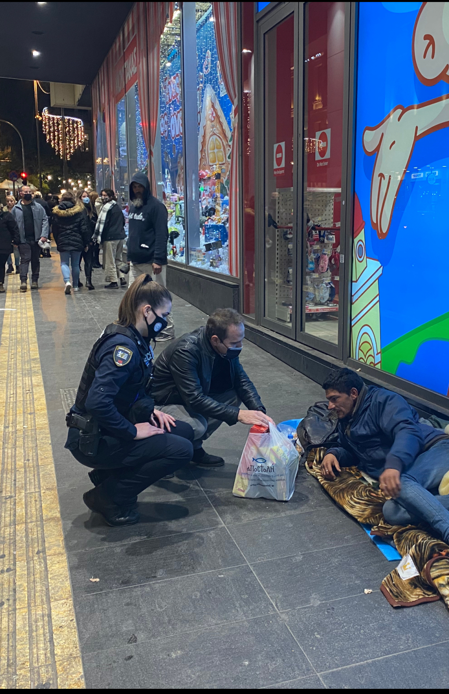 Στο πλευρό των αστέγων η «Αποστολή» μαζί με την ΕΛΑΣ, μοίρασαν δέματα αγάπης