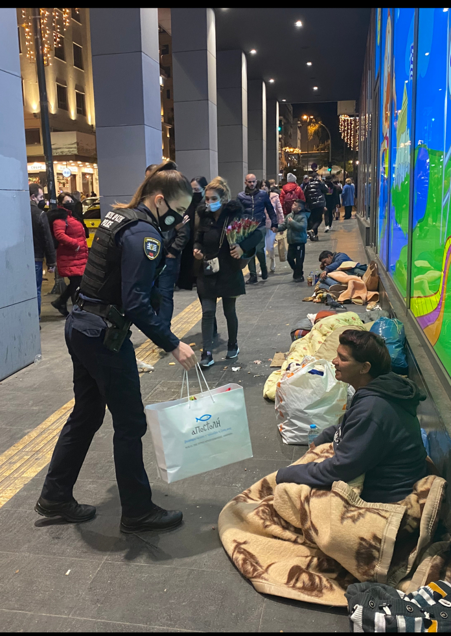 Στο πλευρό των αστέγων η «Αποστολή» μαζί με την ΕΛΑΣ, μοίρασαν δέματα αγάπης