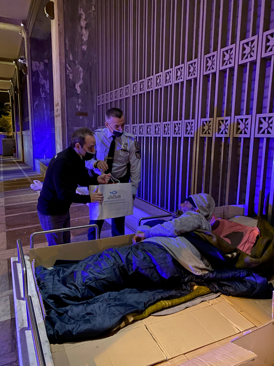 Στο πλευρό των αστέγων η «Αποστολή» μαζί με την ΕΛΑΣ, μοίρασαν δέματα αγάπης