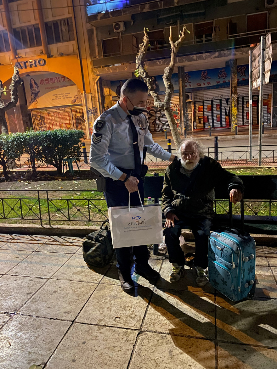 Στο πλευρό των αστέγων η «Αποστολή» μαζί με την ΕΛΑΣ, μοίρασαν δέματα αγάπης