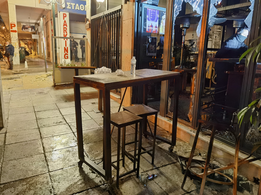 Συναγερμός στην πυροσβεστική: Φωτιά σε μεζεδοπωλείο στα Εξάρχεια ξέσπασε τα ξημερώματα