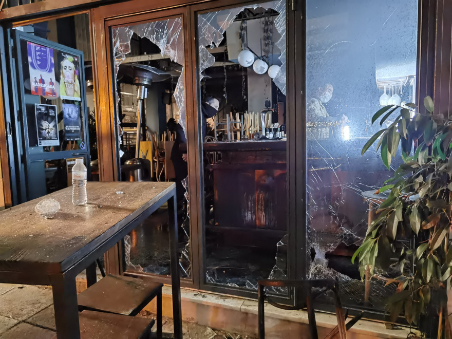 Συναγερμός στην πυροσβεστική: Φωτιά σε μεζεδοπωλείο στα Εξάρχεια ξέσπασε τα ξημερώματα