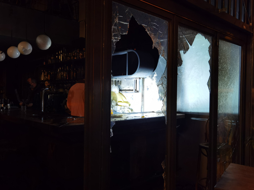 Συναγερμός στην πυροσβεστική: Φωτιά σε μεζεδοπωλείο στα Εξάρχεια ξέσπασε τα ξημερώματα