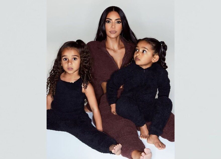 Κιμ Καρντάσιαν: Ποιοι έλειπαν από τις χριστουγεννιάτικες οικογενειακές φωτογραφίες που ανέβασε