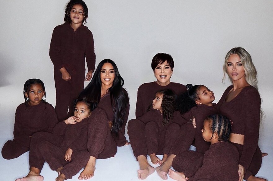 Κιμ Καρντάσιαν: Ποιοι έλειπαν από τις χριστουγεννιάτικες οικογενειακές φωτογραφίες που ανέβασε