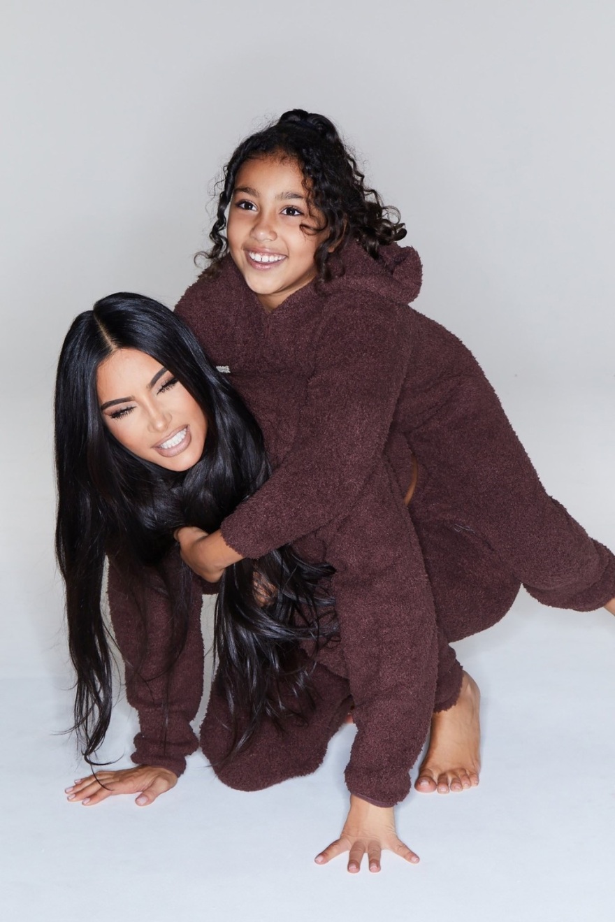 Κιμ Καρντάσιαν: Ποιοι έλειπαν από τις χριστουγεννιάτικες οικογενειακές φωτογραφίες που ανέβασε