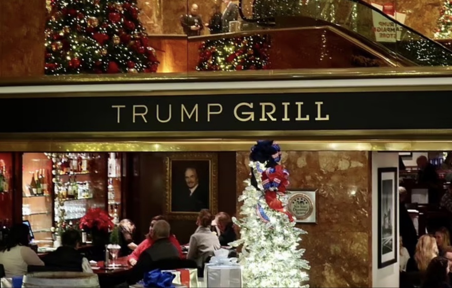 «Ο Τραμπ είναι απατεώνας»: Ανεμβολίαστοι οπαδοί του πρώην προέδρου διαδηλώνουν έξω από το Τrump Tower