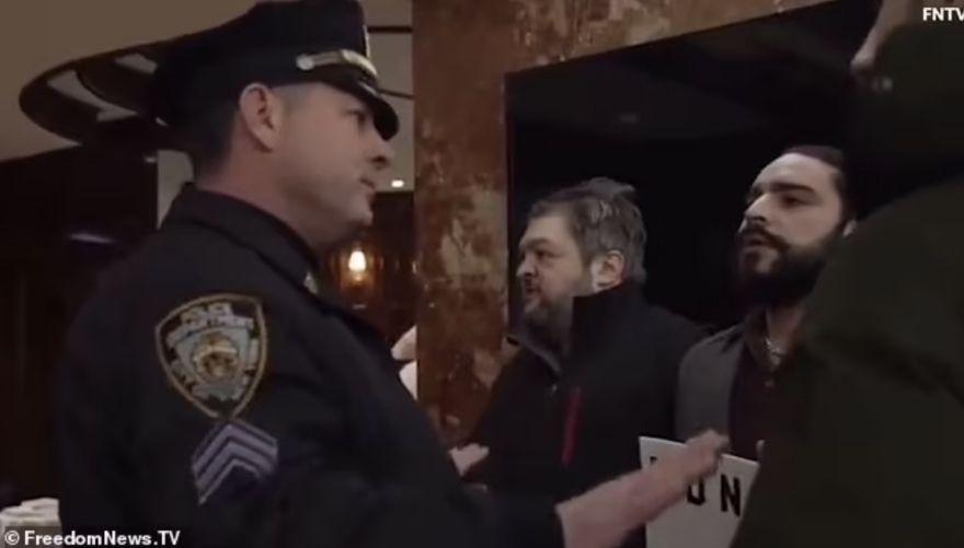 «Ο Τραμπ είναι απατεώνας»: Ανεμβολίαστοι οπαδοί του πρώην προέδρου διαδηλώνουν έξω από το Τrump Tower