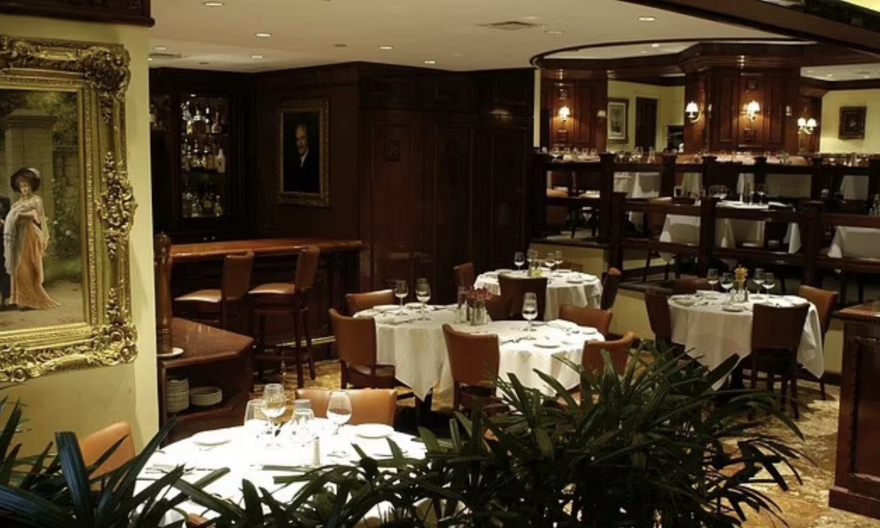 «Ο Τραμπ είναι απατεώνας»: Ανεμβολίαστοι οπαδοί του πρώην προέδρου διαδηλώνουν έξω από το Τrump Tower