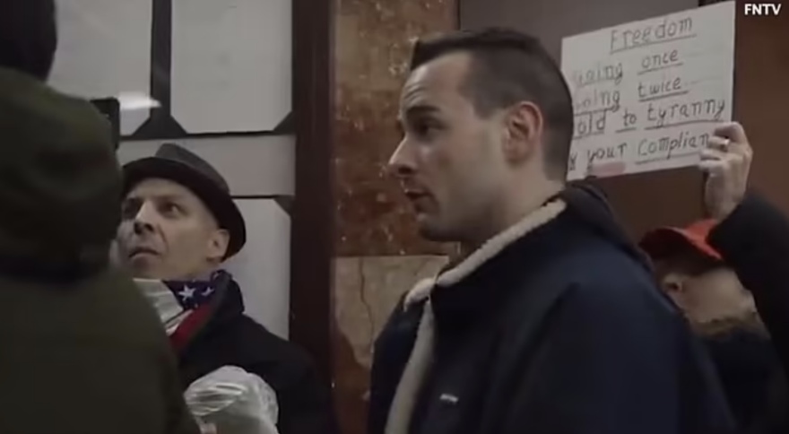 «Ο Τραμπ είναι απατεώνας»: Ανεμβολίαστοι οπαδοί του πρώην προέδρου διαδηλώνουν έξω από το Τrump Tower